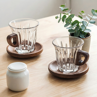 Ensemble de tasses à café blanc plat exquises en verre, tasses à expresso et à latte avec base en bois de noyer pour un usage domestique
