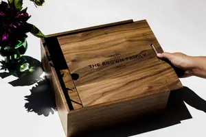 A grande caixa de madeira personalizada minimalista moderna personalizada da lembrança com a tampa que empacota a caixa de armazenamento