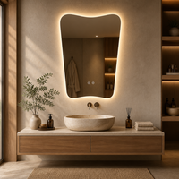 Miroir intelligent de salle de bain à LED rétroéclairé de forme irrégulière pour la décoration d'hôtel avec interrupteur tactile anti-buée
