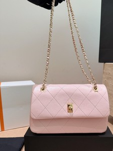 Borsa a Tracolla Stealth Wealth Icon con Trapuntatura a Diamante, Standard <span class=keywords><strong>di</strong></span> Restauro ad Alta Fedeltà, Elegante Borsa a Spalla Discreta - Product Image 3