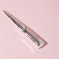Tube de brillant à lèvres en argent avec logo personnalisé en gros avec bouchon pointu conteneur de glaçage à lèvres vide rechargeable conception d'emballage élégant