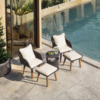 Conjunto de Muebles de Jardín Modernos de Ratán para Conversación al Aire Libre |   Sillas de Patio con Patas de Madera Ecológicas y Resistentes a los Rayos UV con Reposapiés y Mesa Refrigerante