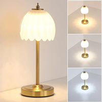 Lampe d'appoint décorative pour la maison avec abat-jour en verre cannelé, support doré, lumière douce et chaude, idéale pour la chambre, le salon, la table de chevet