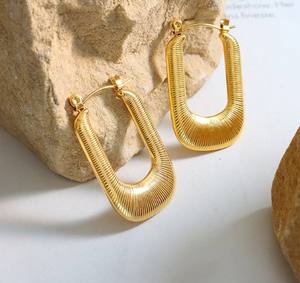 Pendientes de anillo de oreja grande con temperamento de personalidad de oro de 18 quilates de acero inoxidable Retro de estilo de Hong Kong, pendientes rectangulares ligeros de lujo - Product Image 5