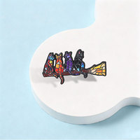 Broche en émail en vitrail, motif chat sorcière sur balai magique, thème féerique, bijou pour sac et revers, cadeau pour amis