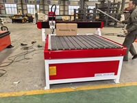 Machine de découpe du bois à refroidissement par eau HQD 5,5 kW à 3 axes, routeur CNC NC Studio DSP 1212 1325 1530 pour le bois, le MDF, l'ACP, la pompe