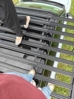 Plateforme de toit coulissante élégante en alliage d'aluminium robuste de 2e génération avec poteaux de support télescopiques et échelle intégrée pour extérieur