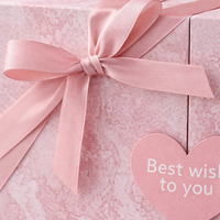Boîte cadeau rigide carrée en marbre rose mat écologique avec ruban en satin rose et étiquette en bois en forme de cœur pour les meilleurs vœux, bijoux