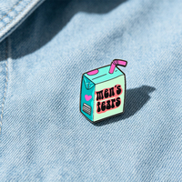 Broche en métal personnalisée, épinglette amusante en émail en forme de boîte de jus, broche à slogan pour sac, vêtements, décoration