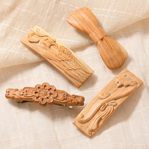 Article très vendu en direct : Pince à cheveux en bois sculpté de style antique - Populaire sur Xiaohongshu (Petit Livre Rouge) - Product Image 1