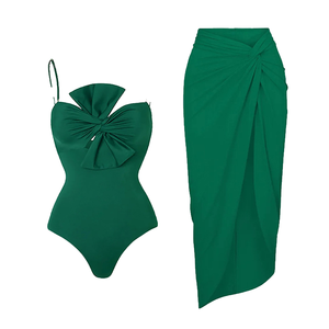 Maillot de bain une pièce vert uni pour femme avec devant torsadé et ensemble jupe sarong assortie - Product Image 1