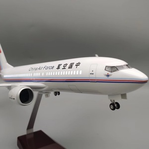 Modellino in Scala dell'Aereo Boeing 737 dell'Aeronautica Militare Cinese con Ruote Girevoli e Luci LED, Grande <span class=keywords><strong>Regalo</strong></span> <span class=keywords><strong>per</strong></span> Appassionati di Aviazione <span class=keywords><strong>Civile</strong></span> - Product Image 4