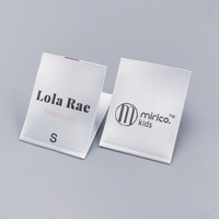 Étiquettes de lavage écologiques en satin doux imprimé, conception personnalisée pour vêtements, pliées au centre, bord coupé à chaud, accessoires d'entretien des vêtements