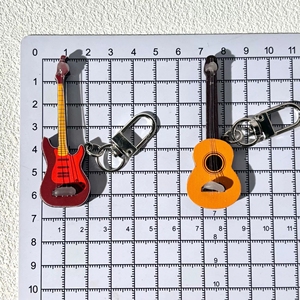 Colgante de mini guitarra, dije de guitarra eléctrica, accesorio de instrumento musical de rock para decoración de bolsos, regalo - Product Image 5