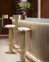 Tabouret de bar pivotant de luxe, chaise haute rembourrée avec cadre doré pour îlot de cuisine, bar, restaurant, vente en gros