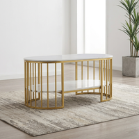 Table basse ovale élégante en marbre blanc avec base en grille verticale dorée et rangement pour suite de bureau de luxe