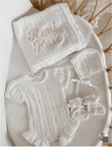 Tutina Estiva <span class=keywords><strong>per</strong></span> Neonata in Cotone 100% con Bordo Arricciato, Jacquard Testurizzato e Dettagli Traforati, Personalizzabile, con Cappellino e Scarpine - Product Image 4