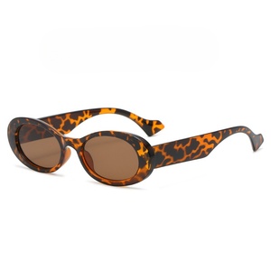 Gafas de Sol Unisex de Moda en Oferta, Protección UV400, Lentes con Logotipo Personalizado, Monturas Ovaladas de PC, Diseño Metálico Ancho, Estilo Vantage, para Playa y Fiestas - Product Image 4