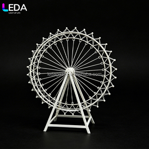 Decoración para Fiestas y Banquetes LEDA, Fondo Romántico de Rueda de la Fortuna Metálica Blanca y Dorada - Product Image 4