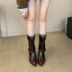 <span class=keywords><strong>รองเท้า</strong></span>บูทคาวบอยสไตล์วินเทจแบบมีโลโก้สั่งทำสำหรับผู้หญิง ส้นหนา หัวแหลม พื้นยาง พร้อมหัวเข็มขัดแบบ<span class=keywords><strong>สั้น</strong></span> สำหรับฤดูหนาว - Product Image 4