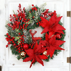 Guirlande de Noël artificielle YUELIAN de 40 cm en pin avec baies rouges, poinsettia et rennes pour la décoration intérieure et extérieure des fêtes de Noël - Product Image 4