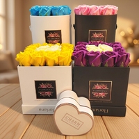 Boîte ronde en carton recyclé sur mesure Bloom Packaging avec gaufrage pour fleurs de la Saint-Valentin
