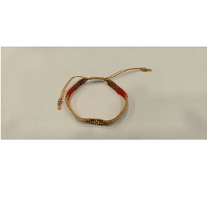 Bracelet artisanal Sstringz en perles Miyuki Delica dorées métalliques, blanc ivoire et brun terreux avec motif géométrique tribal - Product Image 1