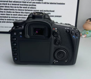 Cámara Usada Original 7D Plus en Venta, con Lente de 18-135 mm, Juego Completo, Compatible con Tarjetas CF - Product Image 4