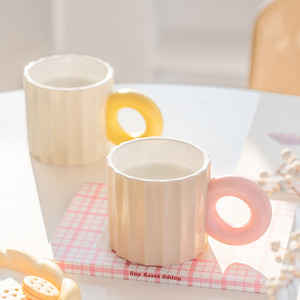 Mug en céramique moderne avec anse jaune, tasse en porcelaine de couleur unie pour le petit-déjeuner, lait ou boisson, design à tasse unique - Product Image 5
