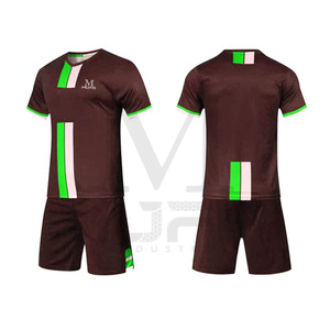 Service OEM Uniforme de football pour jeunes Nouveau design avec logo personnalisé et impression de nom Fournisseur d'usine en polyester à bas prix - Product Image 1