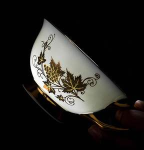 Ensemble de 6 tasses et soucoupes à thé et café en porcelaine plaquée or, style moderne et luxueux, écologiques, compatibles micro-ondes, idéal pour les cadeaux d'affaires - Product Image 3