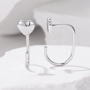 Boucles d'oreilles Huggie en forme de cœur, en alliage plaqué argent, style romantique, bijoux unisexes, clous d'oreilles tendance - Product Image 4