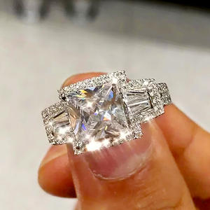 Anello di Fidanzamento F895 con Diamante Taglio Principessa in Oro Bianco, Pietre Laterali Naturali Colore D Taglio Baguette per Donna - Product Image 1