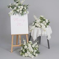 Ensemble de fleurs blanches artificielles personnalisées : roses, delphiniums, verdure, guirlande, panneau de bienvenue de mariage, centre de table, arrangement au sol