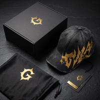 Casquette de baseball vintage grunge en jean noir déchiré, motif dentelé doré, en coton délavé, style streetwear