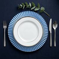 Assiette de présentation ronde en verre cannelé bleu soleil de 13 pouces, assiette gaufrée pour la décoration de table à la maison, dans les hôtels, lors de mariages et de banquets