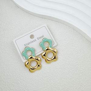 MW Fashion 316L Edelstahl Hypoallergene Emaille-Ohrringe Unregelmäßige Blumen-Herz Damenmode-Schmuck Ohrringe für Partys - Product Image 5