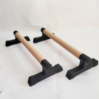 Parallettes en bois pour l'entraînement en force de la callisthénie