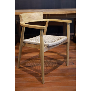 La silla apilable Aksa presenta madera de teca duradera y elegante ratán sintético, con medidas de 61x59x75 cm, cuidadosamente pulida. - Product Image 4