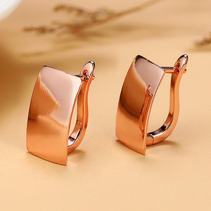 Orecchini a polsino rettangolari color oro rosa per donna, gioielli alla moda lisci e lucidi - Product Image 3