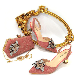 Conjunto de zapatos y bolsos de tacón cuadrado para mujer, zapatos italianos de tacón <span class=keywords><strong>bajo</strong></span>, sandalias brillantes azules, zapatillas con pajarita, novedad de 2023 - Product Image 1