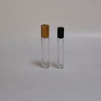 Flacon de parfum rond portable de 10 ml et 15 ml, flacon rond en verre transparent vide avec vaporisateur à bille, couvercle noir, surcapuchon en bambou
