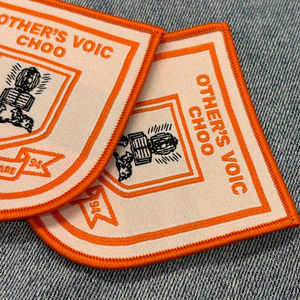 Logotipo personalizado uniforme escolar insignias bordadas parche de cresta de tela tejida sin níquel para coser ropa - Product Image 3