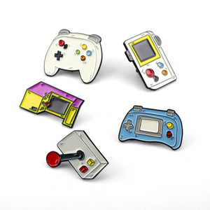 Épingle de revers tv de console de jeu personnalisée de haute qualité, badge de manette de jeu en métal, jeu vidéo rétro vintage en émail - Product Image 3