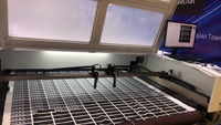 Machine de découpe laser film de gravure 1390 9060 étiquette tissu vêtements de sport t-shirt 1600x1000 1300x1900mm