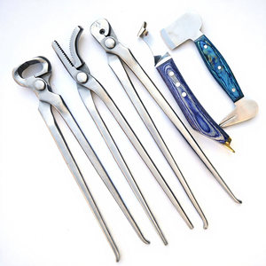 Kit de Herramientas para Herrador de Caballos con Pulidor de Pezuñas de Madera, Cortaúñas, Extractor de Clavos y Cuchillo Largo y Afilado para Recortar Pezuñas - Product Image 1