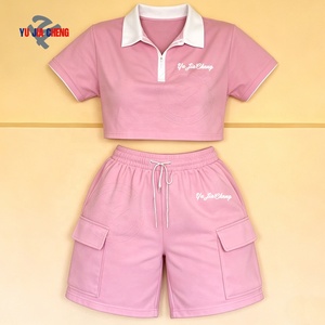 Set da <span class=keywords><strong>Donna</strong></span> con <span class=keywords><strong>Felpa</strong></span> Corta con Zip e Pantaloncini Cargo in Tessuto French Terry, Logo Personalizzato, Produzione di Abbigliamento - Product Image 3