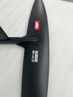 Aile avant en carbone AXIS Foil SURGE 830 728cm² pour le wave foiling : performance explosive, virages rapides, stabilité et sensations de pilotage optimisées.