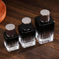 Nouvelle bouteille de parfum vide carrée de 50 ml, design populaire, flacon de parfum en verre avec vaporisateur, flacon de parfum noir de luxe avec emballage