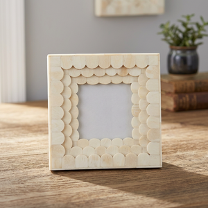 Cadre photo carré en bois fait main avec bord festonné, finition naturelle, décoration de table, cadre photo vertical, décoration élégante pour la maison - Product Image 1